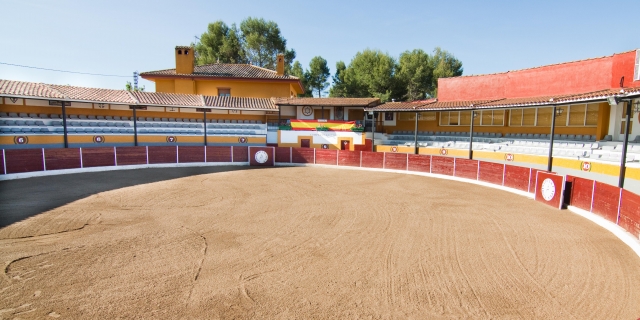 Plaza de toros semicubierta
